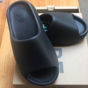 New unisex Size 5 Black Adidas Yeezy Slide.